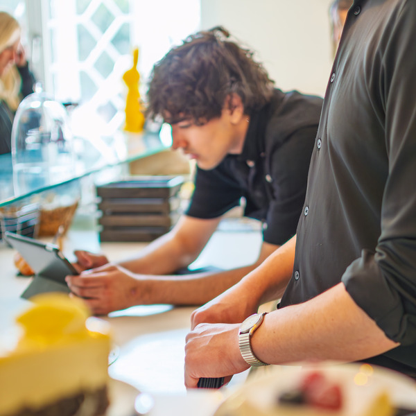 Kuchenzubereitung im Kunstcafé